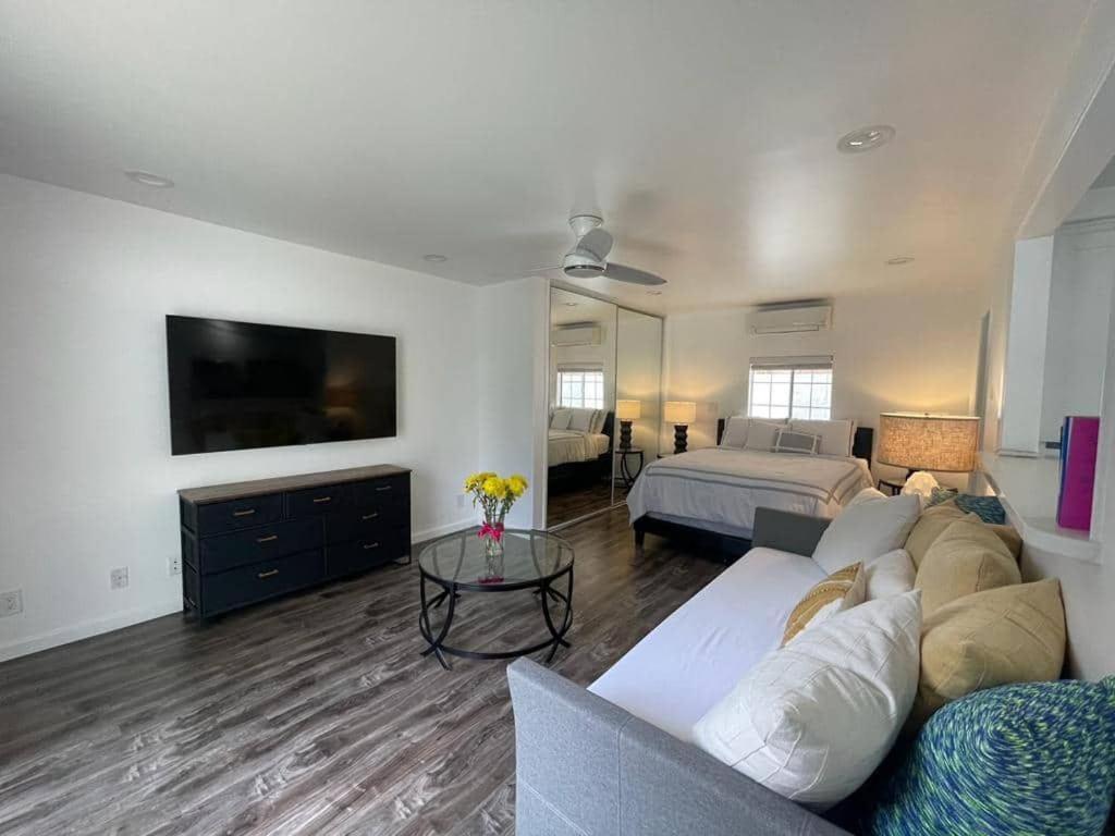 Charming Bright Traditional Home In Sherman Oaks Лос-Анджелес Экстерьер фото