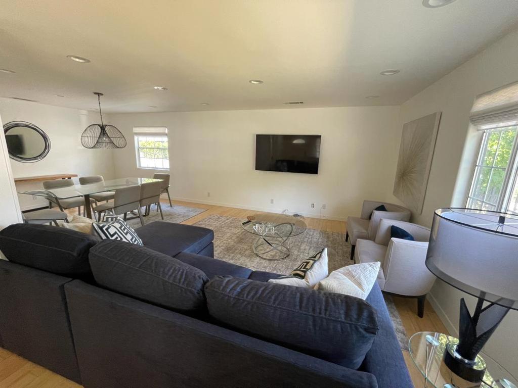 Charming Bright Traditional Home In Sherman Oaks Лос-Анджелес Экстерьер фото
