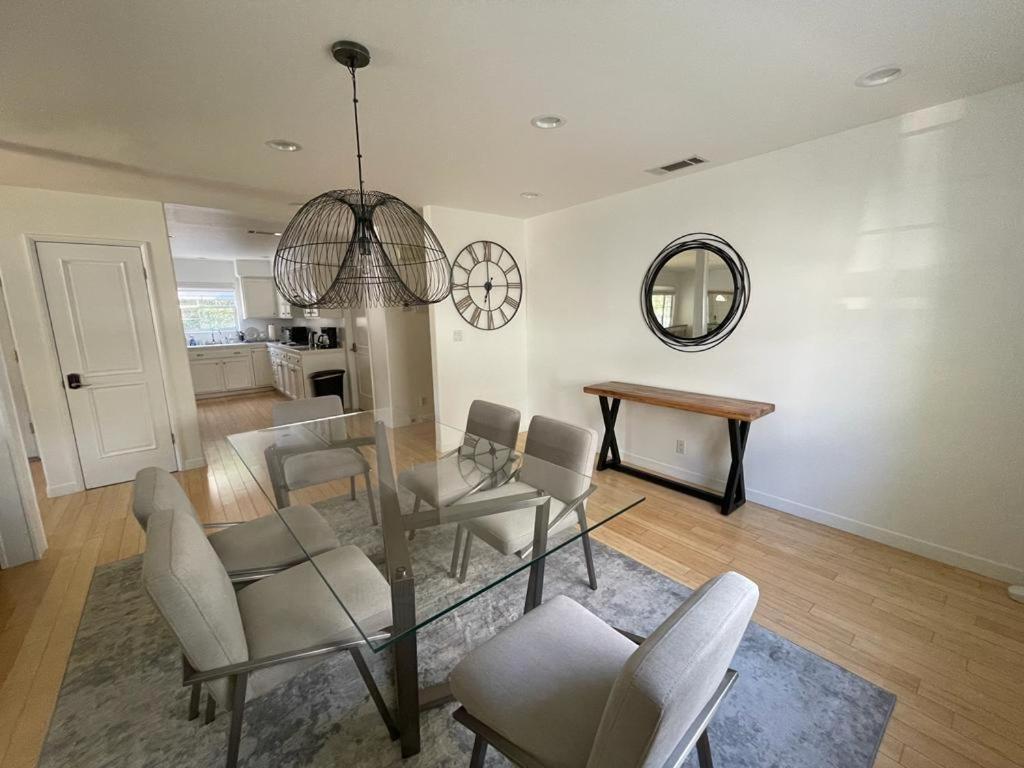Charming Bright Traditional Home In Sherman Oaks Лос-Анджелес Экстерьер фото