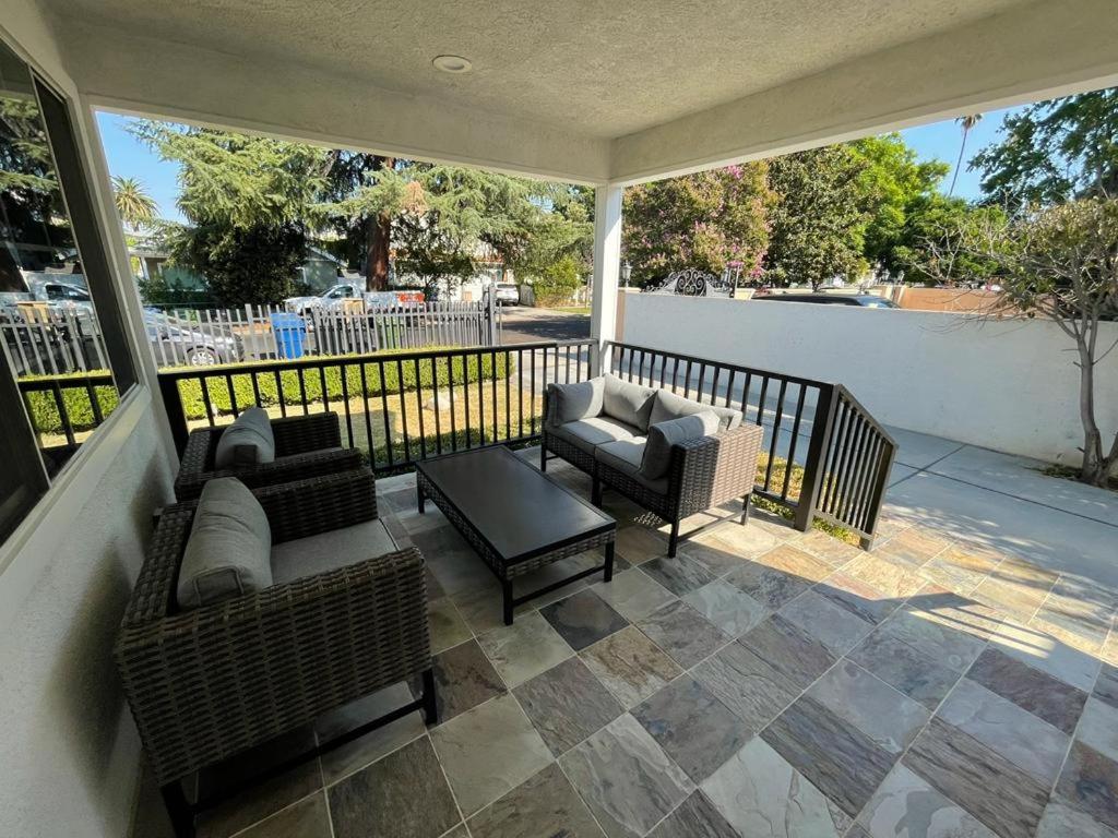 Charming Bright Traditional Home In Sherman Oaks Лос-Анджелес Экстерьер фото