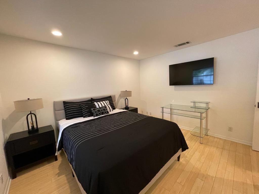 Charming Bright Traditional Home In Sherman Oaks Лос-Анджелес Экстерьер фото