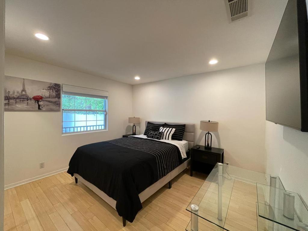 Charming Bright Traditional Home In Sherman Oaks Лос-Анджелес Экстерьер фото