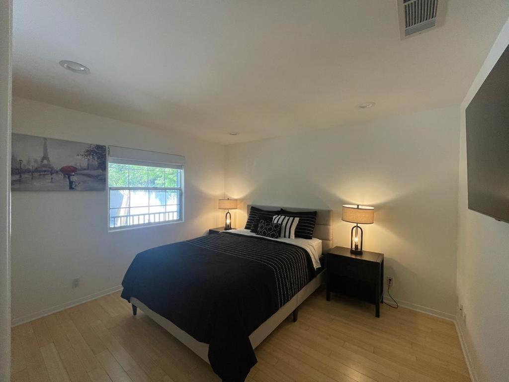 Charming Bright Traditional Home In Sherman Oaks Лос-Анджелес Экстерьер фото