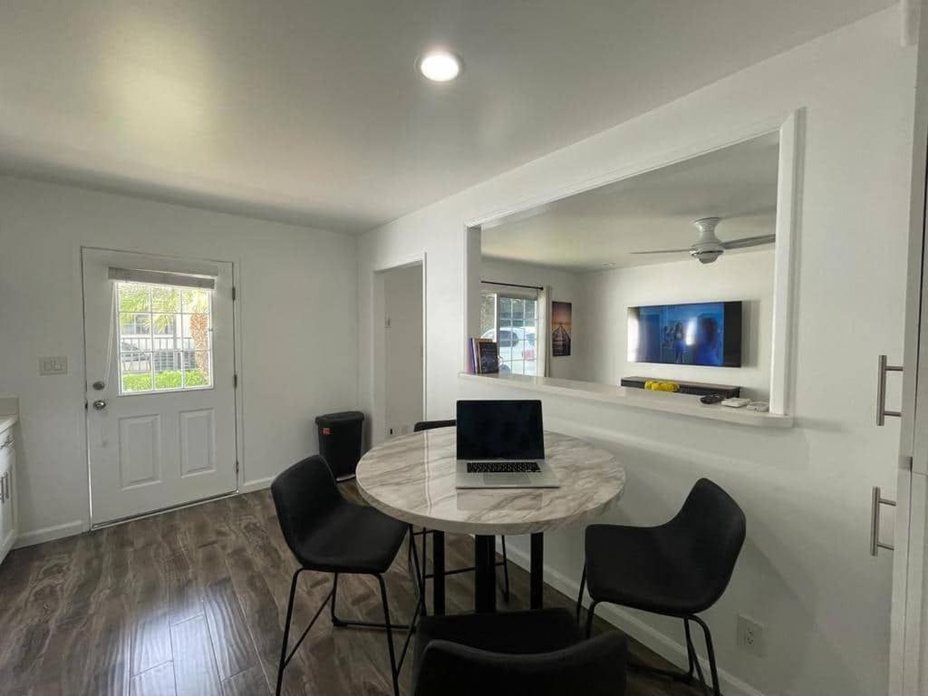 Charming Bright Traditional Home In Sherman Oaks Лос-Анджелес Экстерьер фото