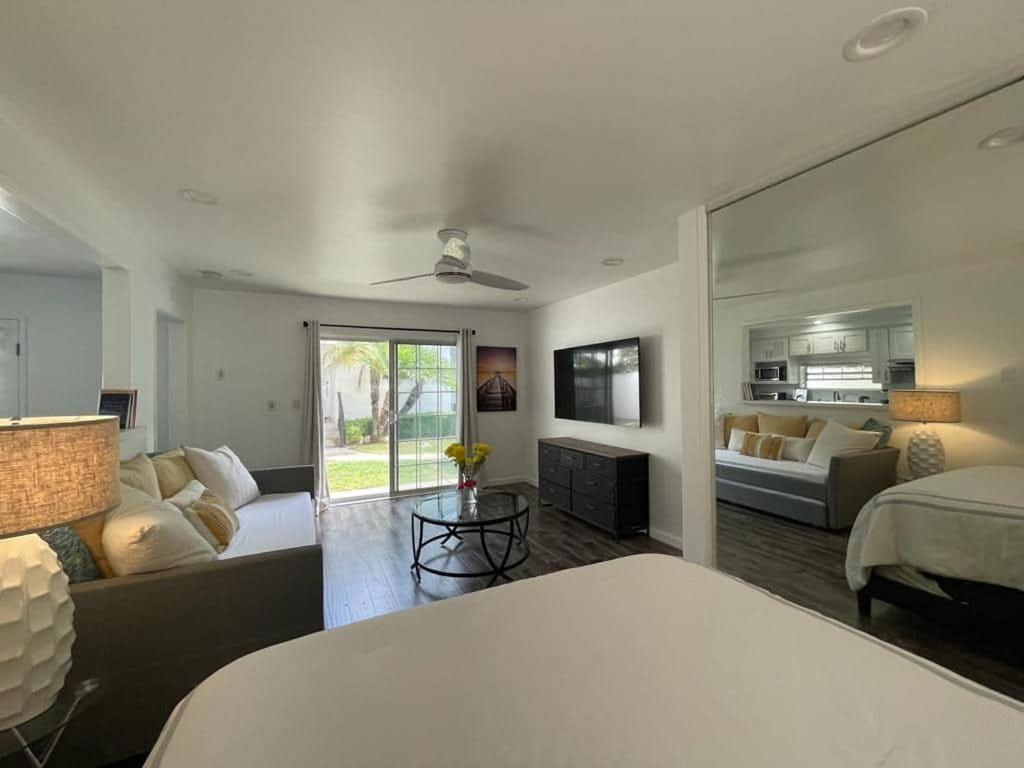 Charming Bright Traditional Home In Sherman Oaks Лос-Анджелес Экстерьер фото