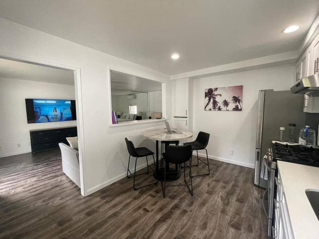Charming Bright Traditional Home In Sherman Oaks Лос-Анджелес Экстерьер фото