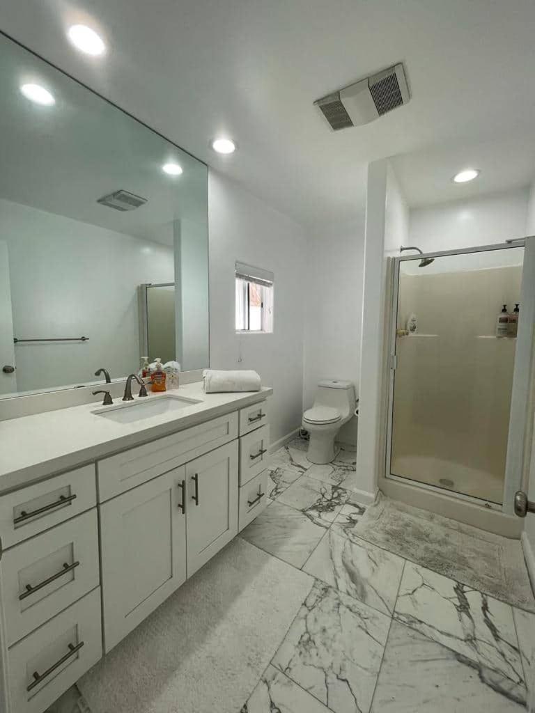 Charming Bright Traditional Home In Sherman Oaks Лос-Анджелес Экстерьер фото