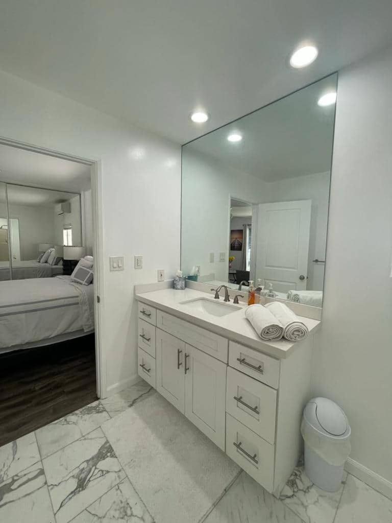 Charming Bright Traditional Home In Sherman Oaks Лос-Анджелес Экстерьер фото