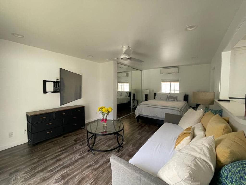 Charming Bright Traditional Home In Sherman Oaks Лос-Анджелес Экстерьер фото