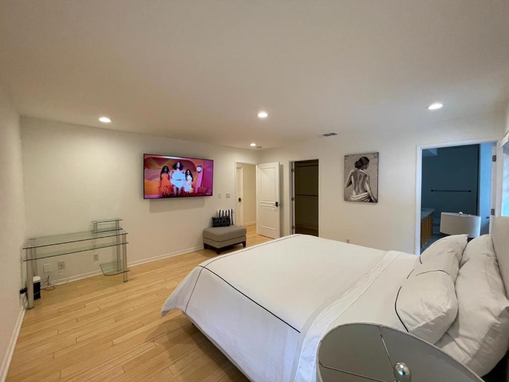 Charming Bright Traditional Home In Sherman Oaks Лос-Анджелес Экстерьер фото